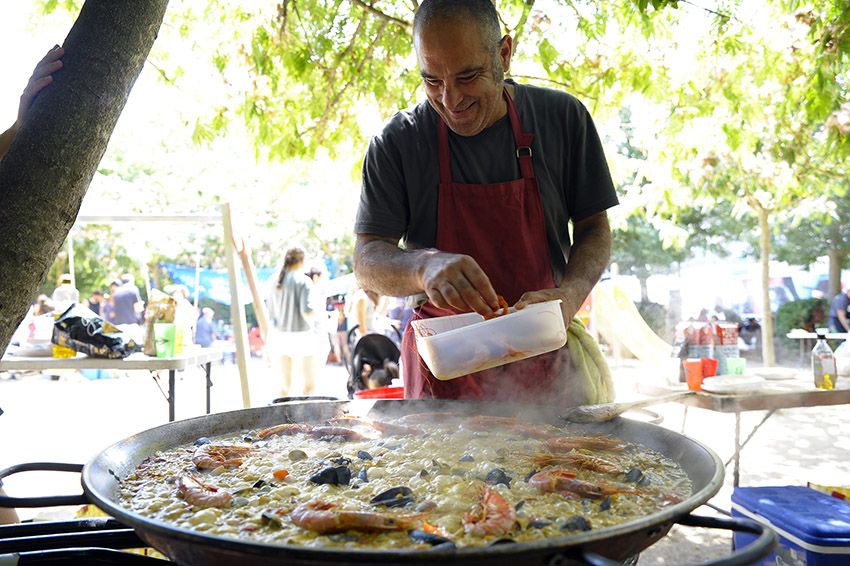 Trobada de paellers i paelleres a la Floresta. Foto: Bernat Millet.