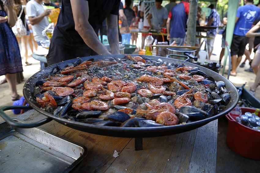 Trobada de paellers i paelleres a la Floresta. Foto: Bernat Millet.