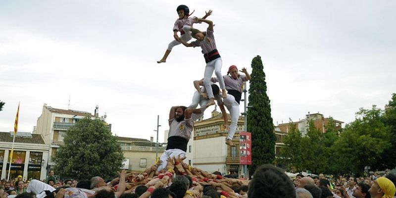 Moment de la caiguda dels Minyons amb l'agulla carregada FOTO: Bernat Millet 