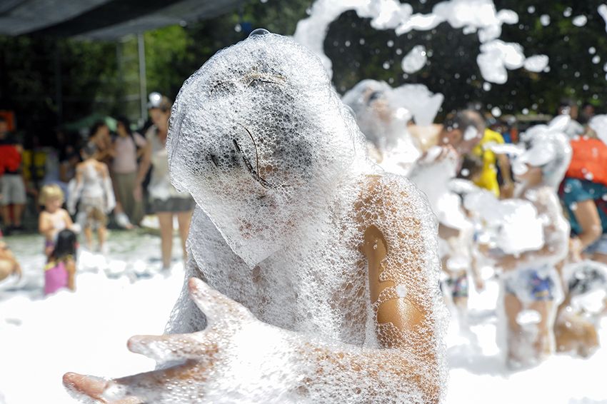 Festa de l'escuma a càrrec de Martc Oriol. Foto: Bernat Millet.