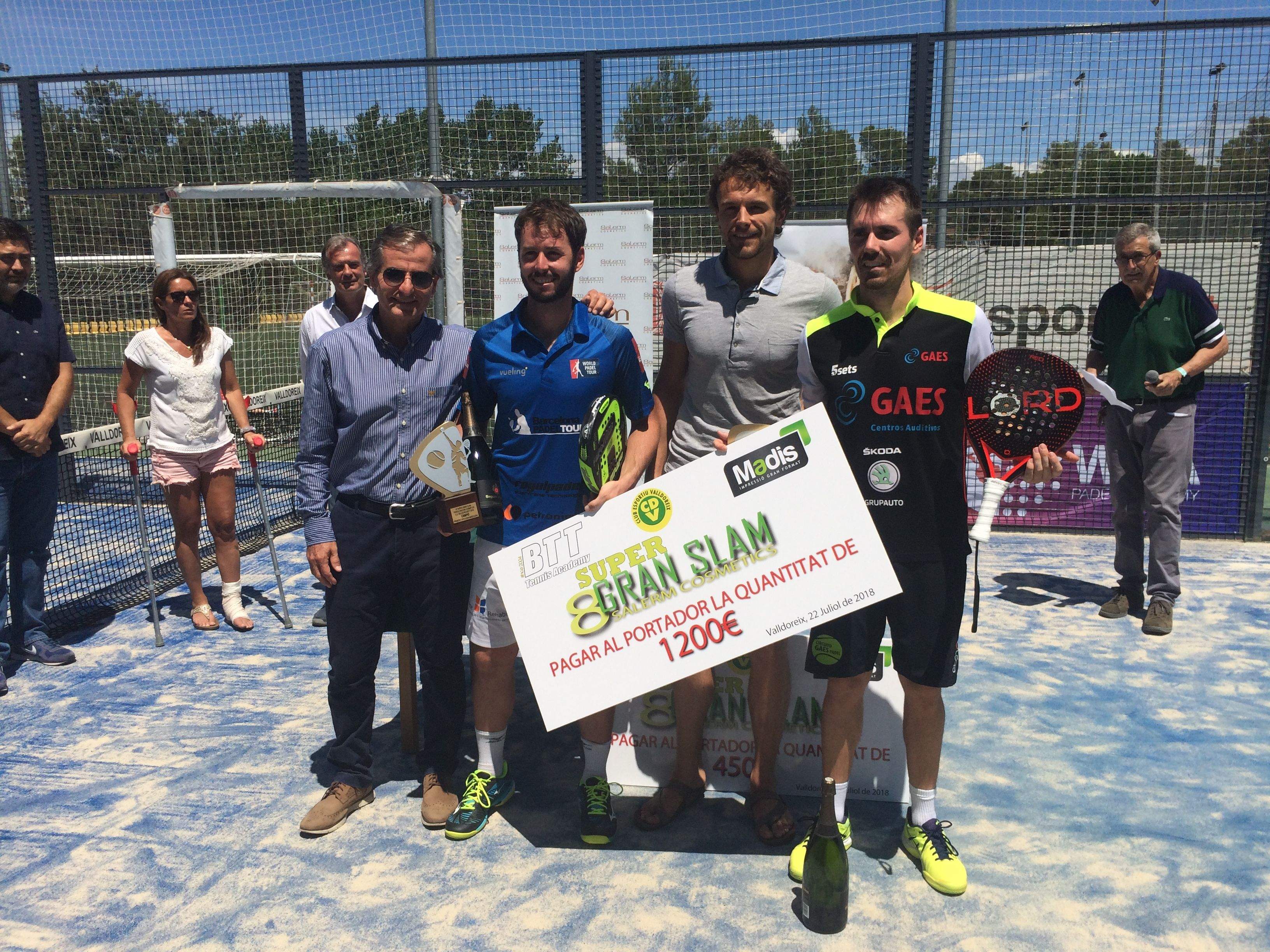 Pere Hernández, Toni Bueno, Bernat Gisbert i Rubén Rivera, en l'entrega de premis. FOTO: Àlex López Puig