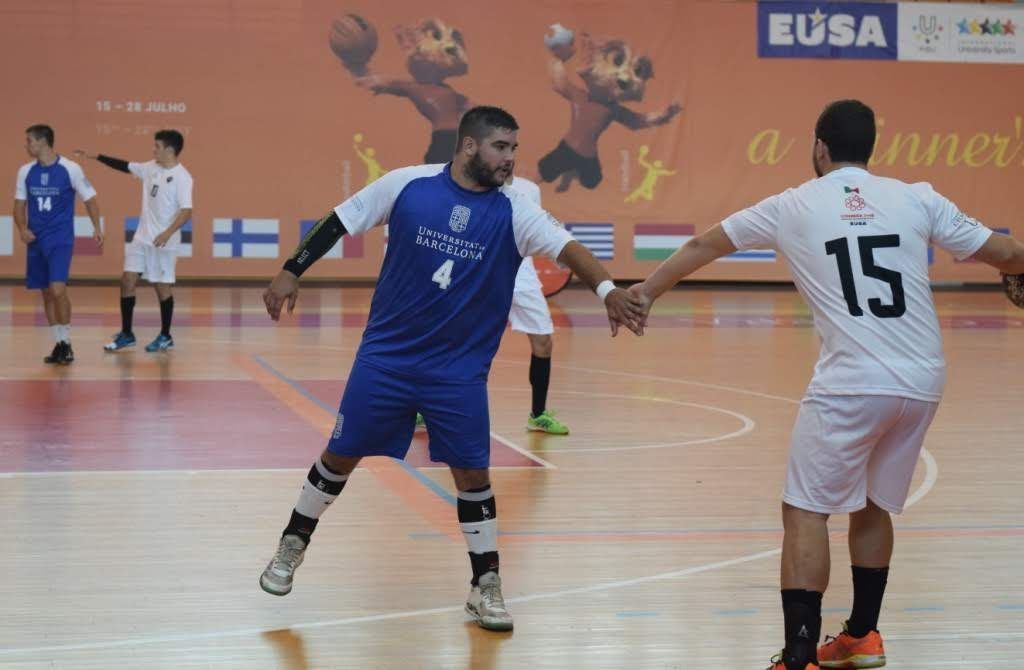 Àlex Ortega, de blau, en un partit amb la Universitat de Barcelona. FOTO: Cedida