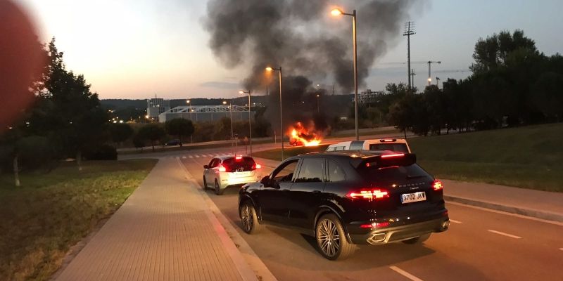 Crema un cotxe a l'avinguda d'Europa. FOTO: Cedida
