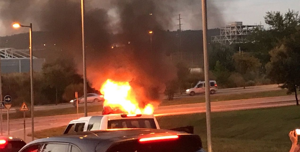 Crema un cotxe a Sant Cugat. FOTO: Cedida