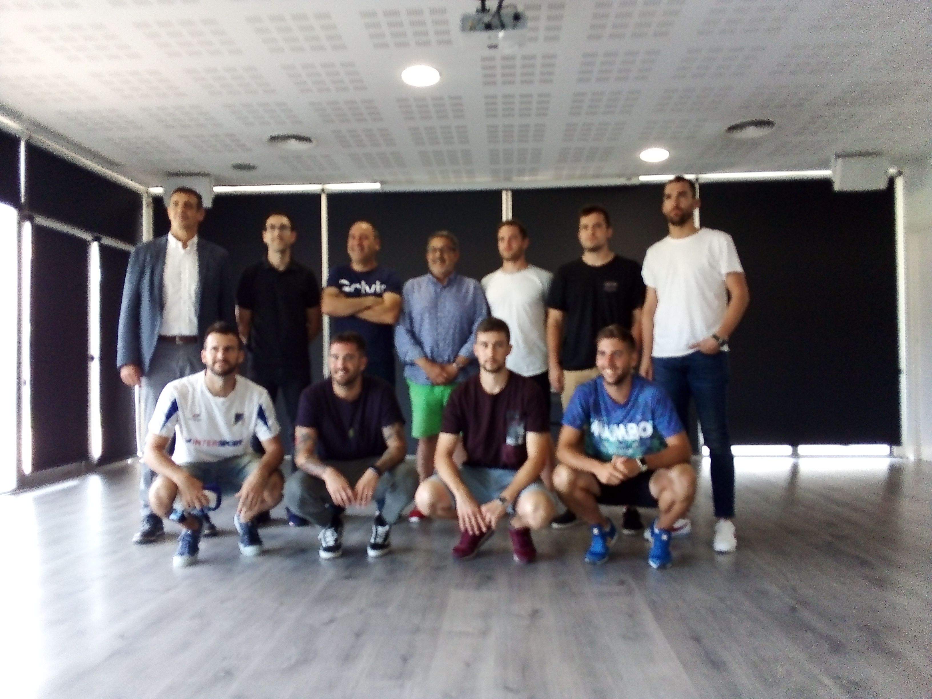 Representants i jugadors dels 4 equips del Centenari Junior Amateur Sant Cugat Mira-Sol. FOTO: N. Ballart