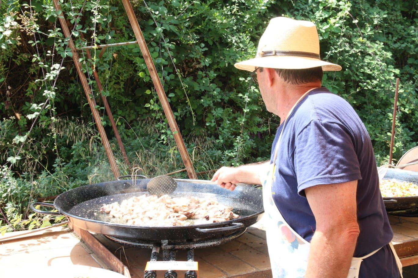 Preparant el dinar popular que ha tancat la Festa Major de Sol i Aire. FOTO: Lali Álvarez