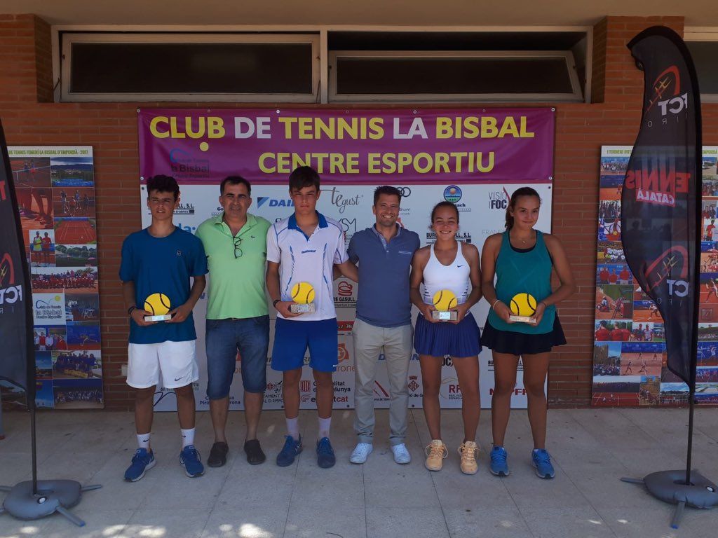 Fran Gal, al tercer per l'esquerre de la imatge, campió de Catalunya Sub-15. FOTO: Twitter Federació Catalana de Tennis