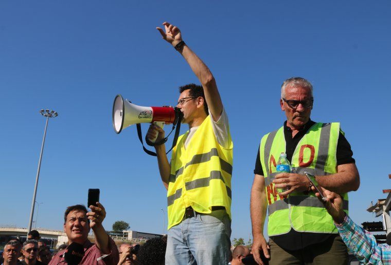 imatge de dos representants sindicals dirigint se als taxistes