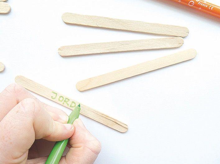 Els pals de fusta dels gelats us seran molt útils. FOTO: Cedida