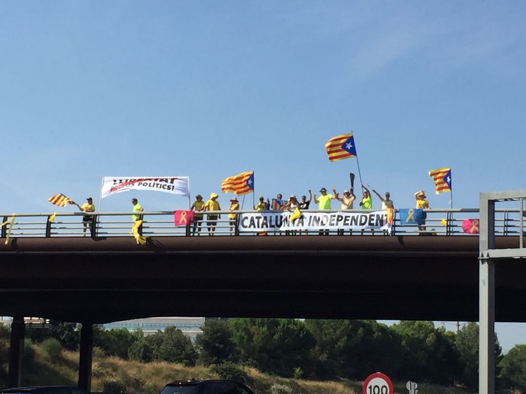 Voluntaris de l'ANC omplen els ponts de l'autopista AP-7 de pancartes. FOTO: Cedida