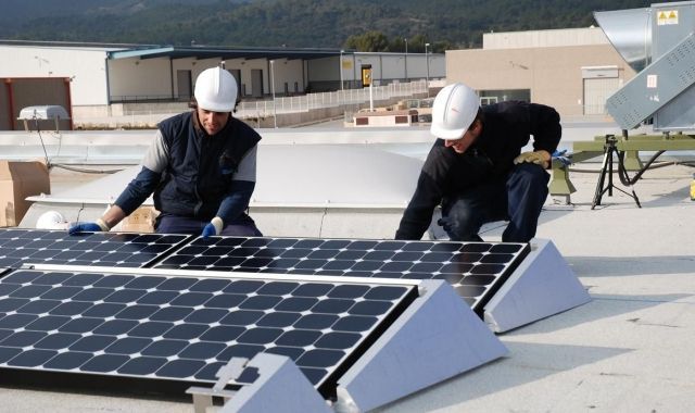 Instal·lació de plaques solars. FOTO: Cedida