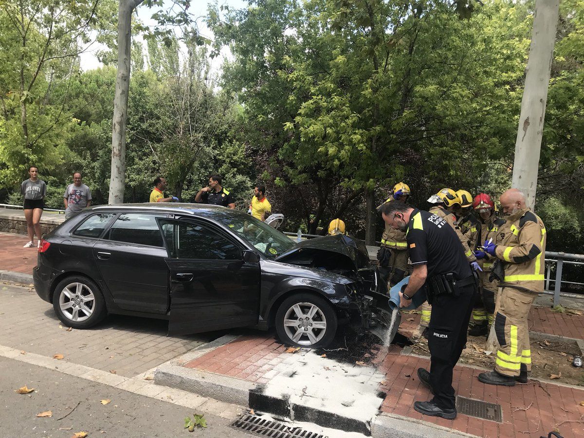El cotxe va impactar contra un arbre. FOTO: Manuel Moreno 