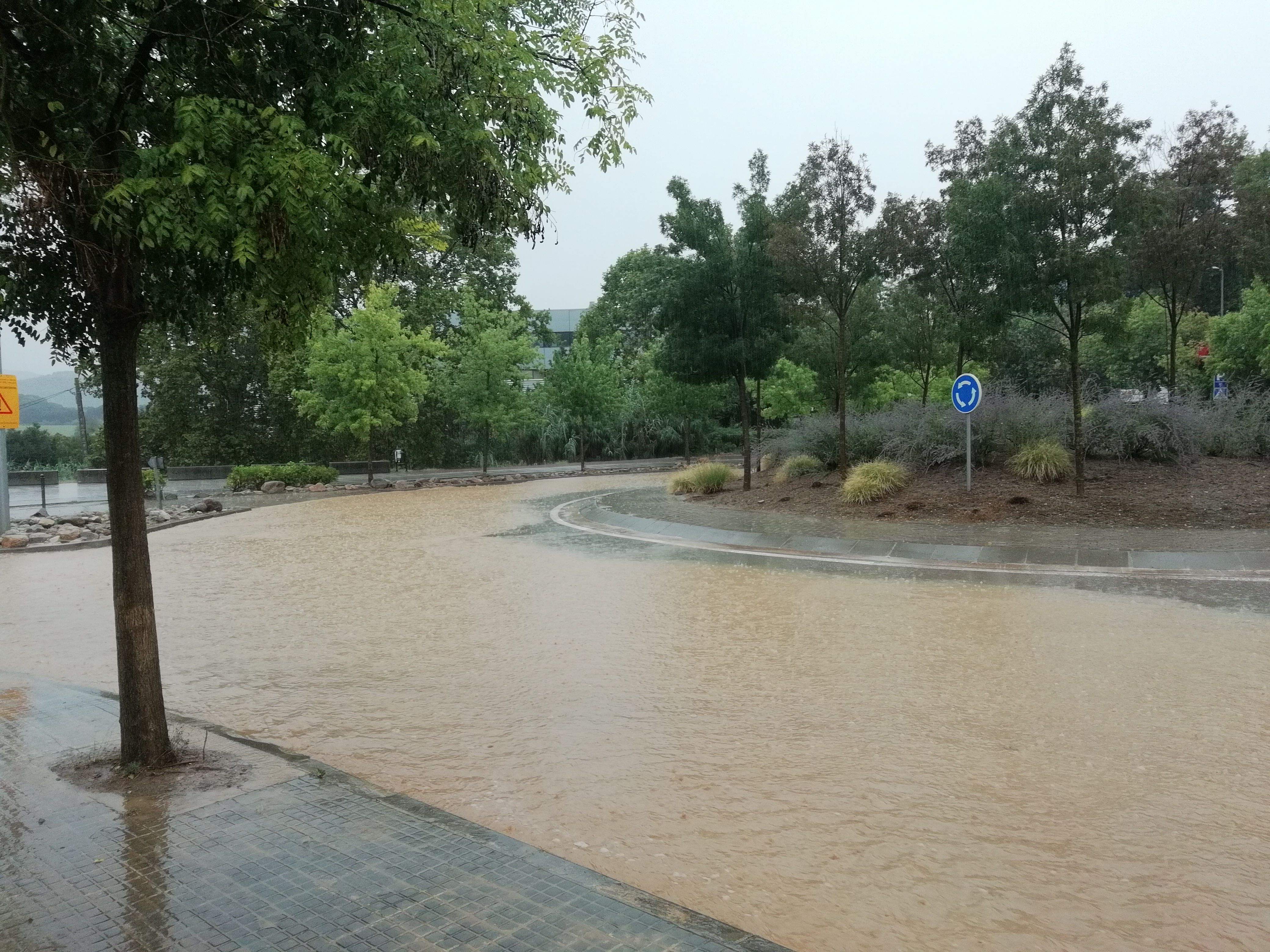 La rotonda de la Masia de Sant Cugat, inundada FOTO: Bernat Bella