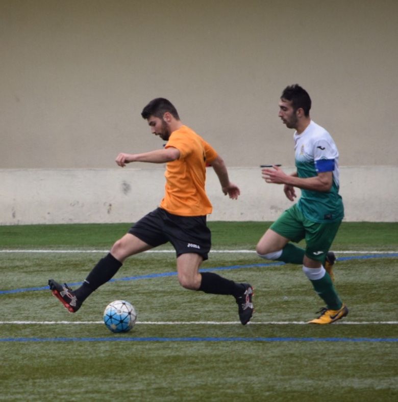 Yago Henne, de tronja, conduint la pilota. FOTO: Cedida