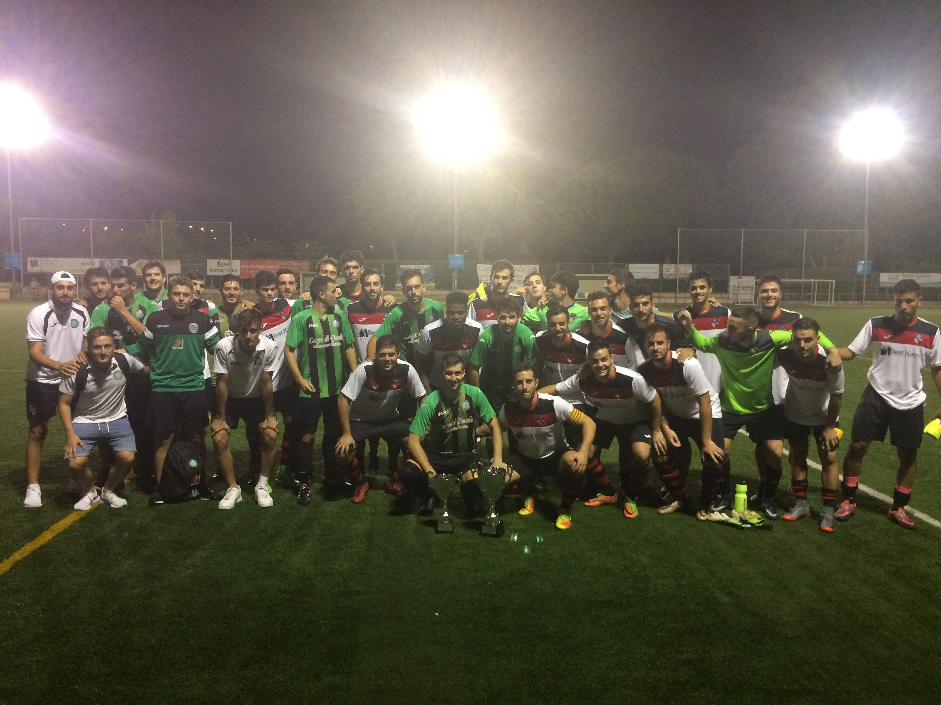 El Sant Cugat FC B i CFU Mira-sol Baco, finalistes del segon Torneig Centenari Junior FC Amateurs Sant Cugat CFU Mira-sol Baco de futbol. FOTO: Àlex López Puig