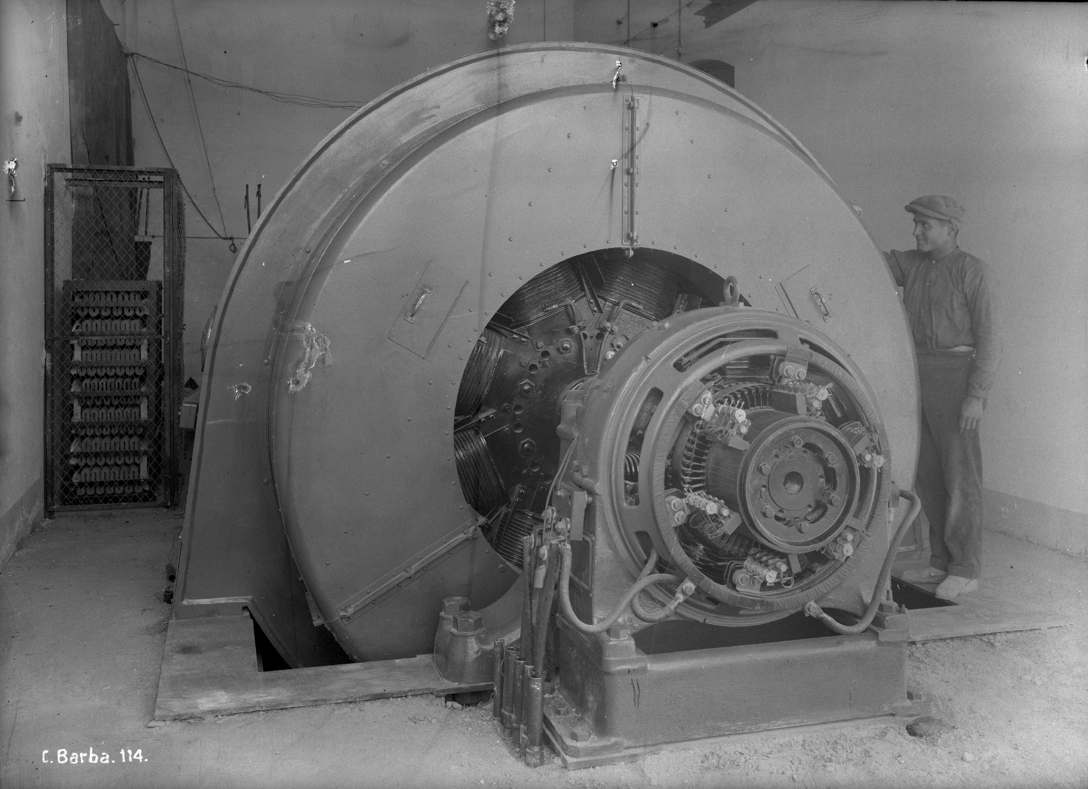 Condensador instal·lat a l'interior de Can Barba. FOTO: FONS HISTÒRIC D'ENDESA