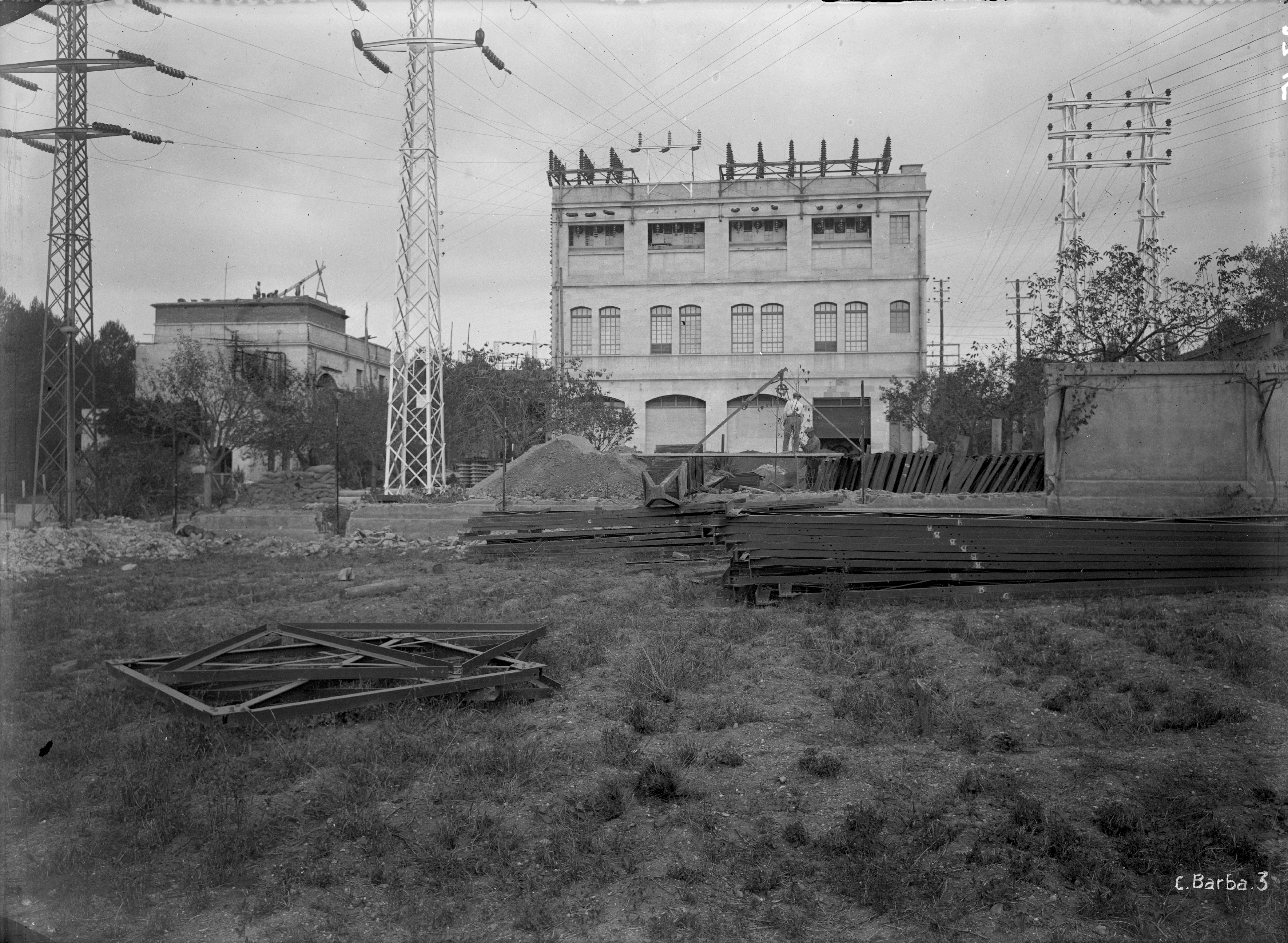 El 1929, la subestació de Can Barba, a Terrassa, oferia electricitat mitjançant uns cables que la duien fins a Casa Cadena, a Sant Cugat. Avui dia, als terrenys de Casa Cadena, l'Ajuntament hi construirà un aparcament. FOTO: FONS HISTÒRIC D'ENDESA