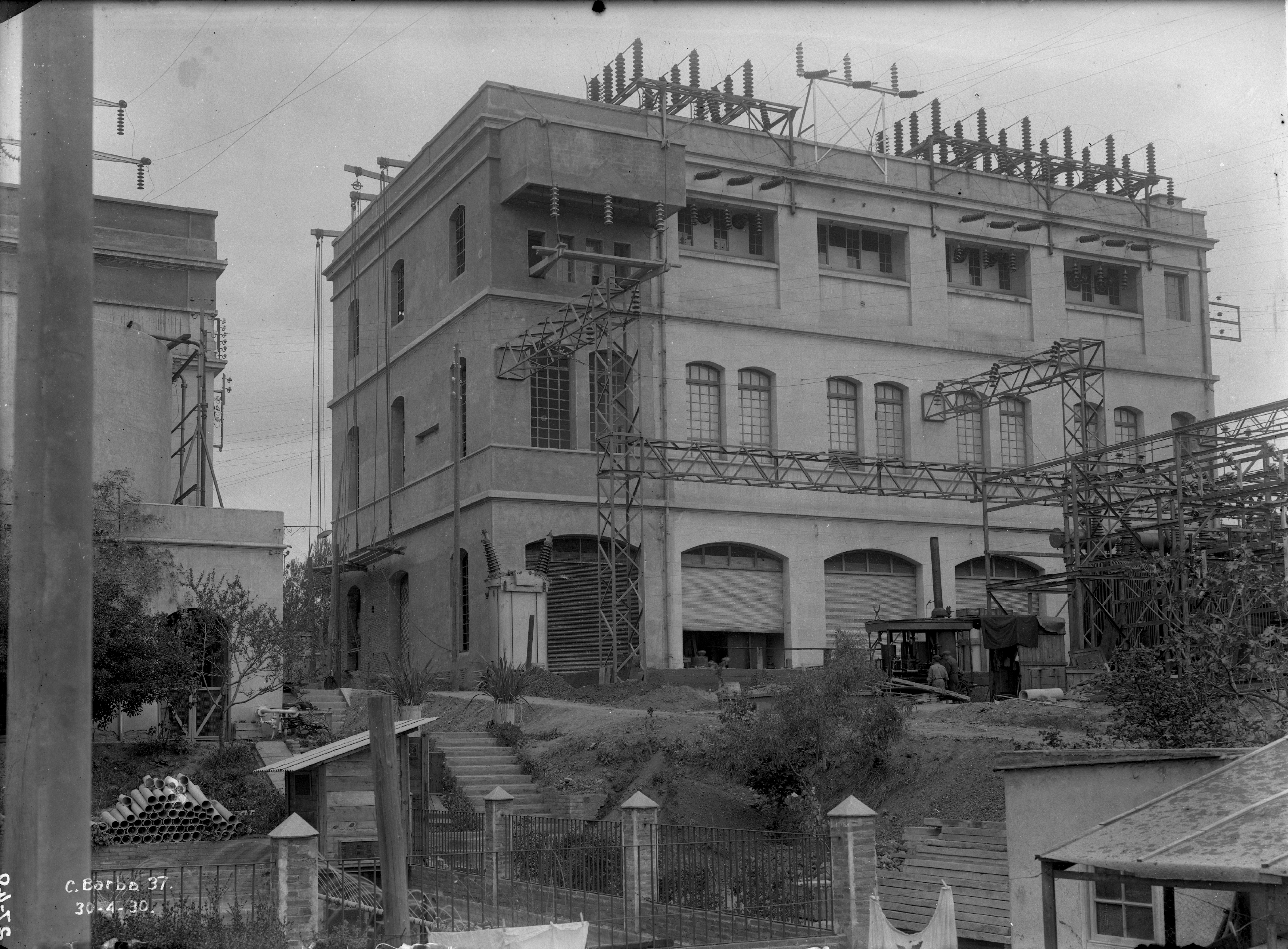 Vista exterior de tot el complex el 1930. Actualment, la instal·lació de Terrassa s'ha adaptat als nous criteris de qualitat i subministrament. Ara, l'electricitat arriba a Sant Cugat gràcies a la subestació de la Via Augusta i la de la imatge, Can Barba.