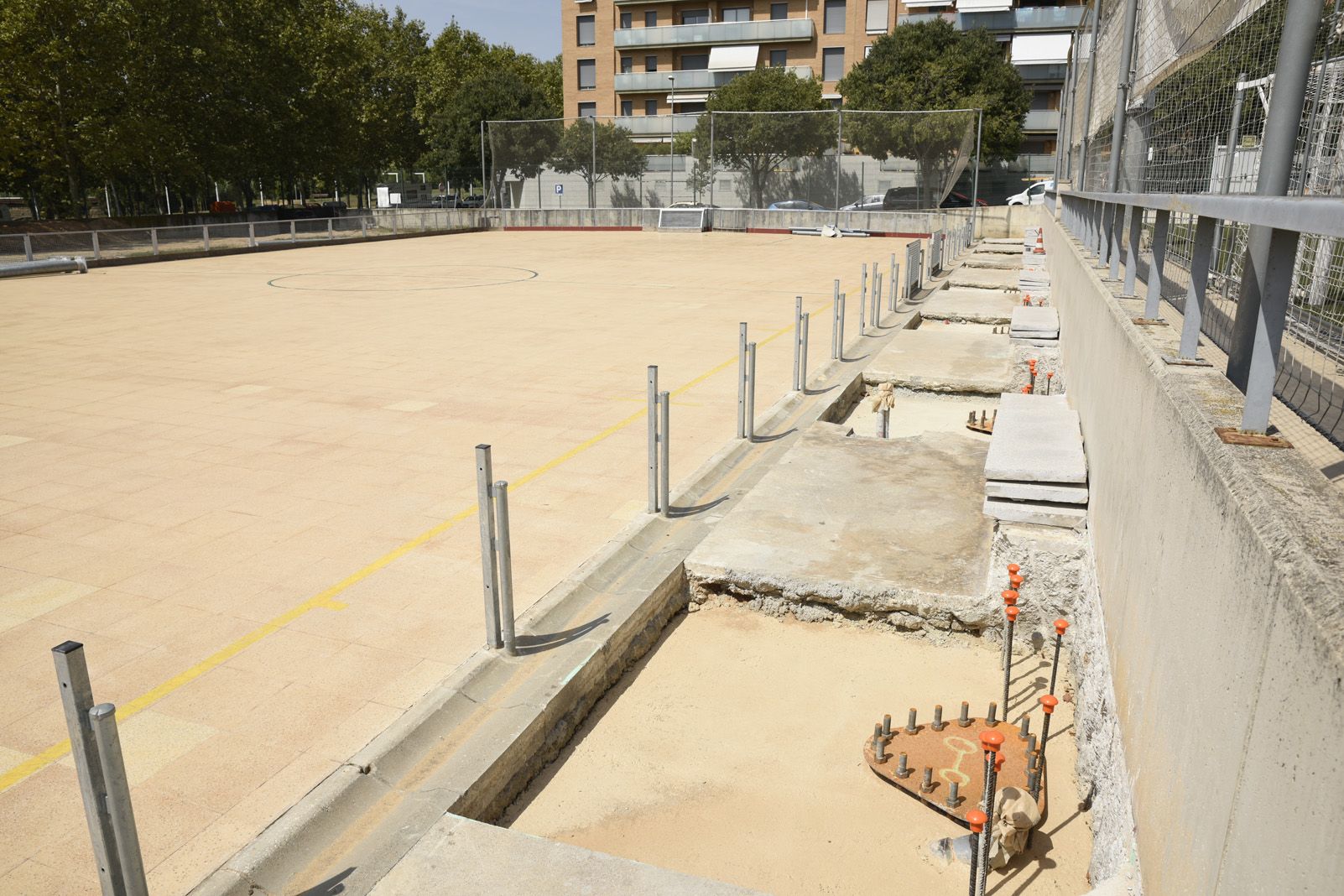  Obres de la pista d'hoquei de la ZEM Jaume Tubau. FOTO: Bernat Millet