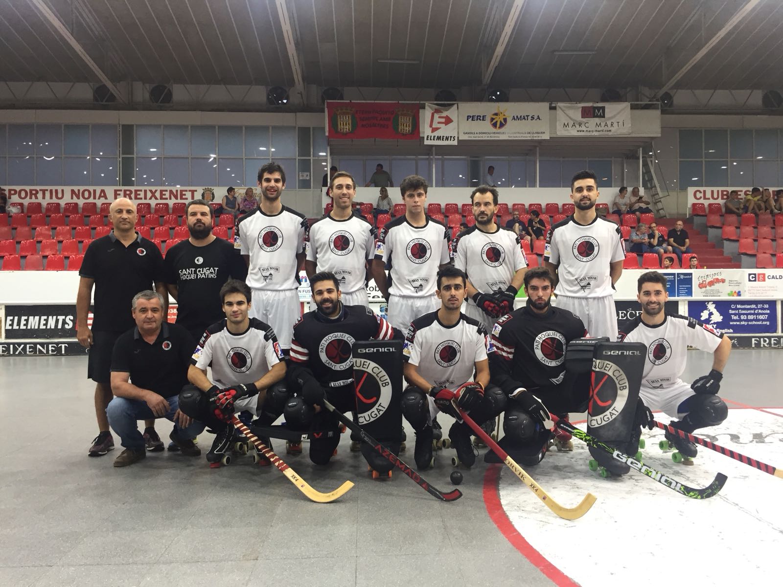 El primer equip masculí del Patí Hoquei Club Sant Cugat, aquest divendres, 31 d'agost, a la pista del CE Noia-Freixenet. FOTO: PHC Sant Cugat