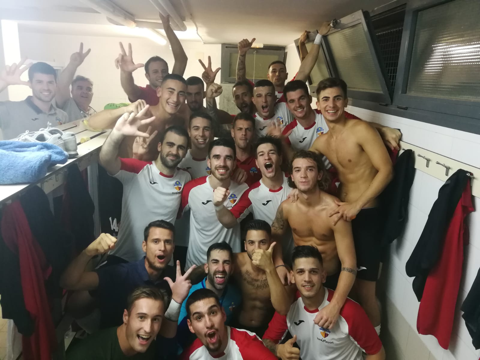 El Sant Cugat FC, al vestidor, celebrant el triomf (1-2) al camp de la UE Llagostera B. FOTO: Sant Cugat FC
