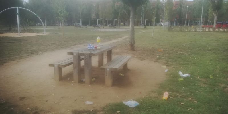 Imatge de l'incivisme al parc de la Pollancreda