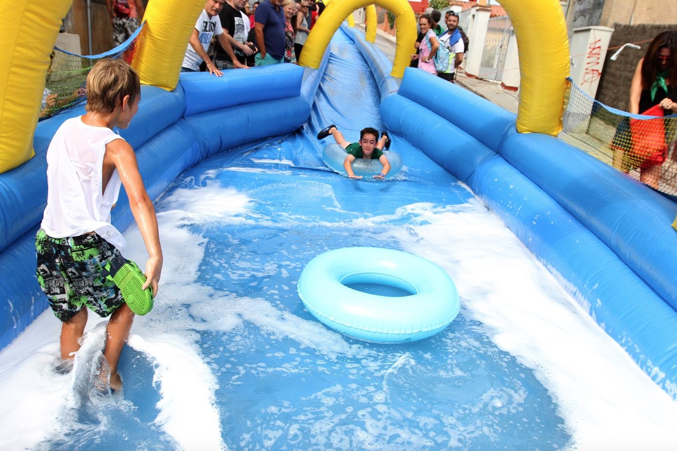 Supertobogan d'aigua a la Festa Major de les Planes. FOTO: Haidy Blanch