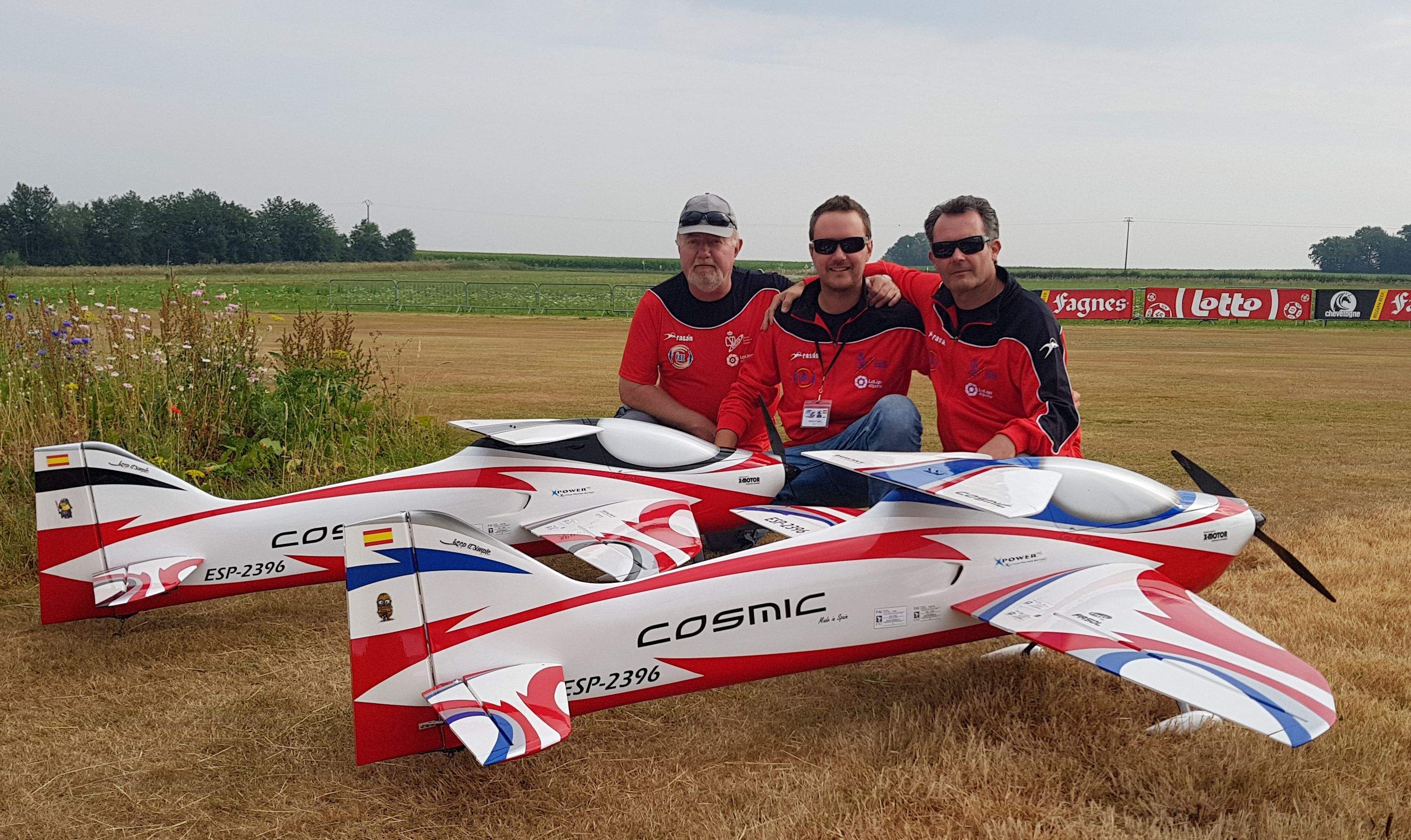 Juan Rombaut (centre), junt amb Cris Rombaut (esquerre, pare i entrenador) i Antonio Sànchez (dissenyador de l'avió i mecànic). FOTO: Cedida