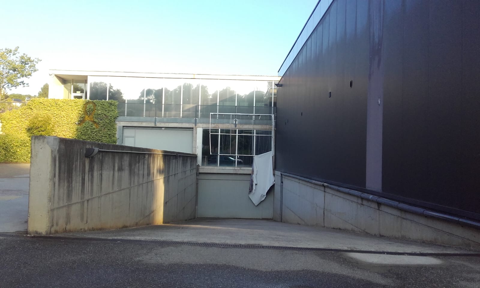 Així va quedar l'obra sobre els presos polítics del CRBMC de Sant Cugat FOTO: Cedida