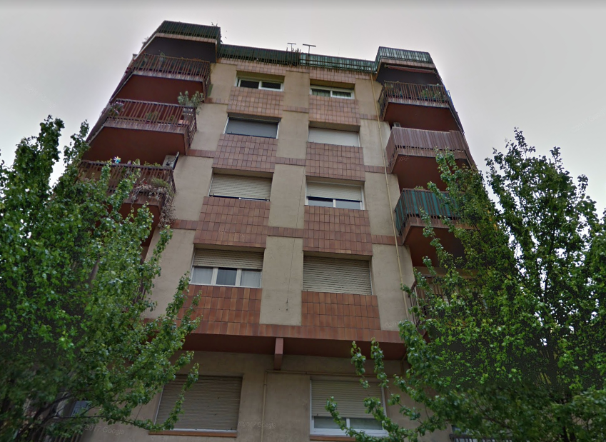 L'habitatge ha cremat en aquest bloc de pisos del carrer de la Creu de Sant Cugat FOTO: Google Maps