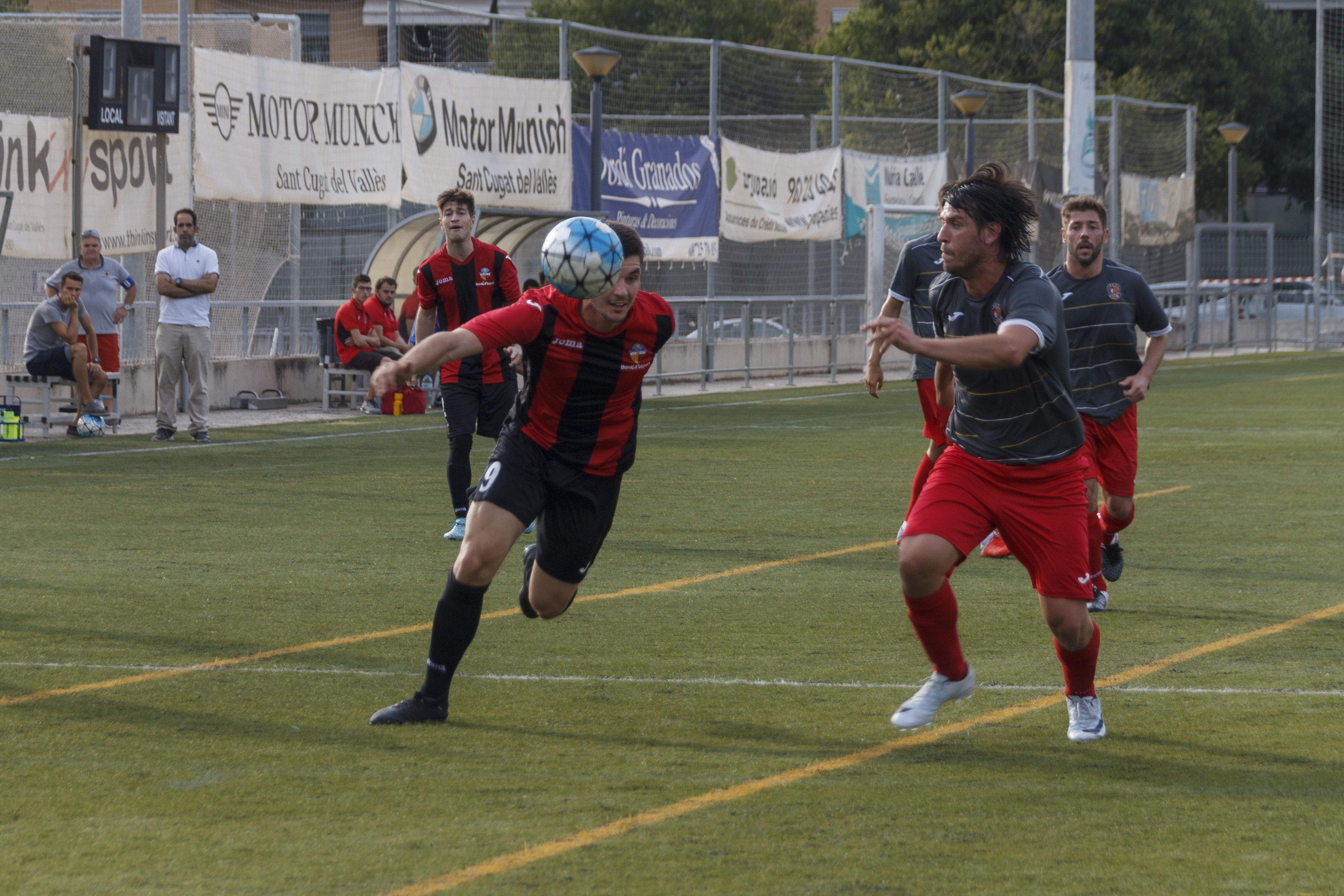 Uri Peix, en una acció del partit entre el Sant Cugat FC i l'AEC Manlleu, amb victòria visitant (1-2). FOTO: Paula Galván