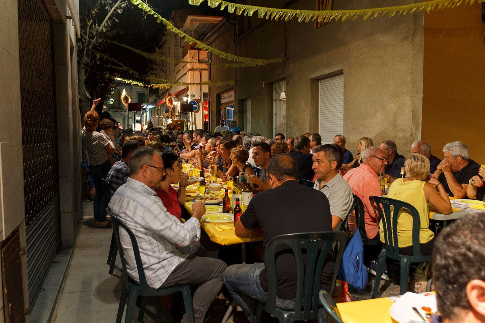 Sopar dels veïns del carrer Xerric de Sant Cugat del Vallès FOTO: Paula Galván