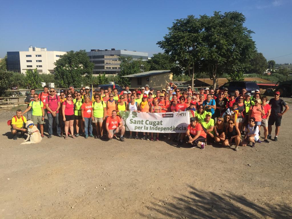 Un centenar de persones han participat a la caminada d'ANC i Òmnium FOTO: Cedida