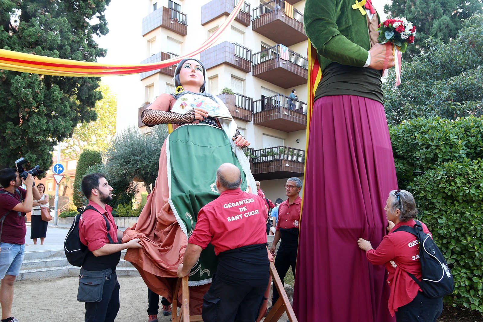 Ofrena floral a Sant Cugat. Foto: Lali Álvarez