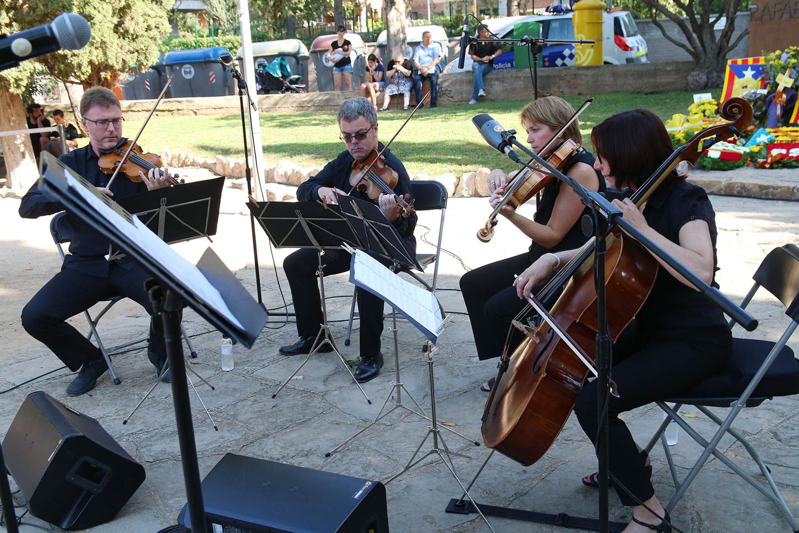 Ofrena floral a Sant Cugat. Foto: Lali Álvarez