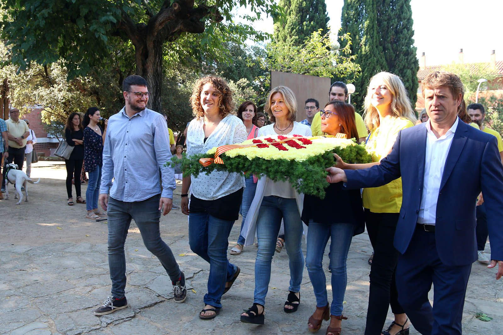 Ofrena floral institucional. Foto: Lali Álvarez