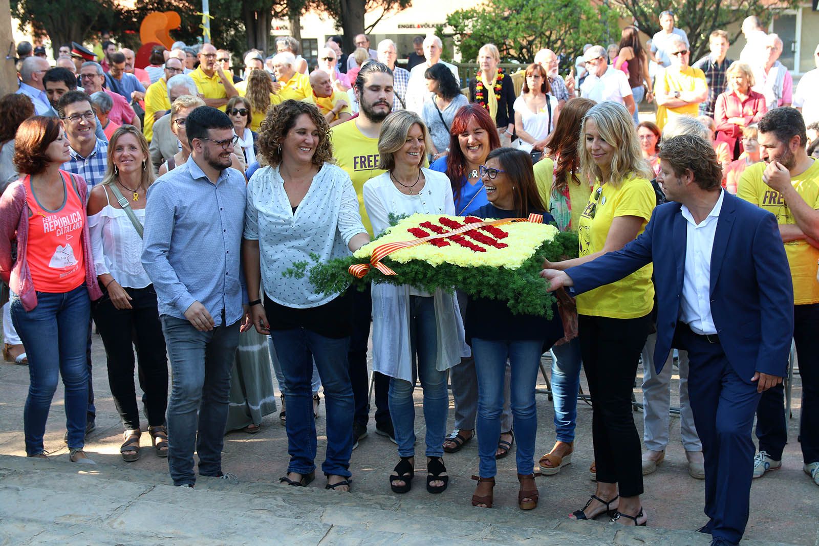 Ofrena floral institucional. Foto: Lali Álvarez