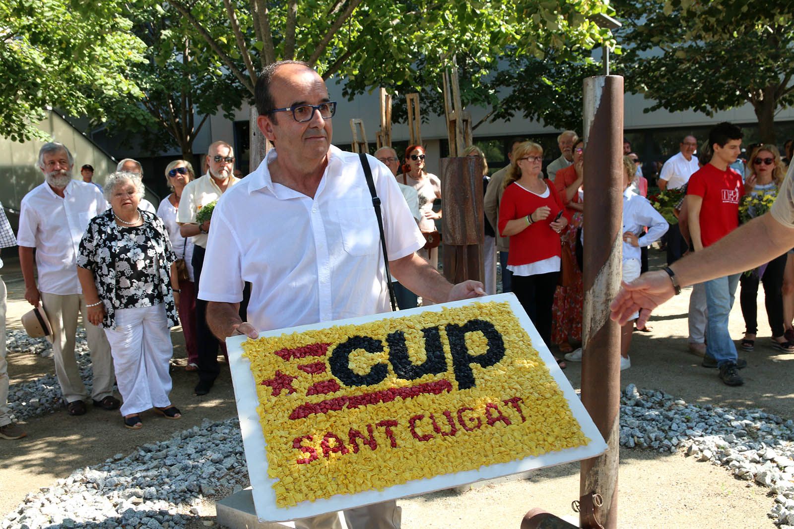 Ofrena floral a Valldoreix. Foto: Lali Álvarez