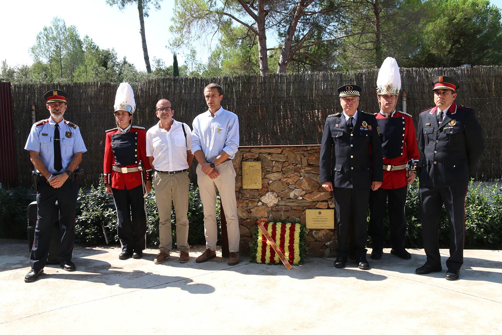 Ofrena floral a Valldoreix. Foto: Lali Álvarez