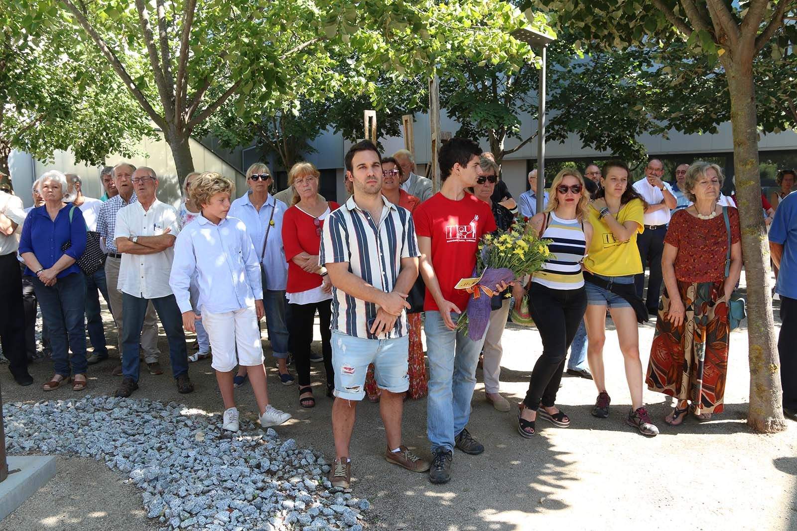 Ofrena floral a Valldoreix. Foto: Lali Álvarez