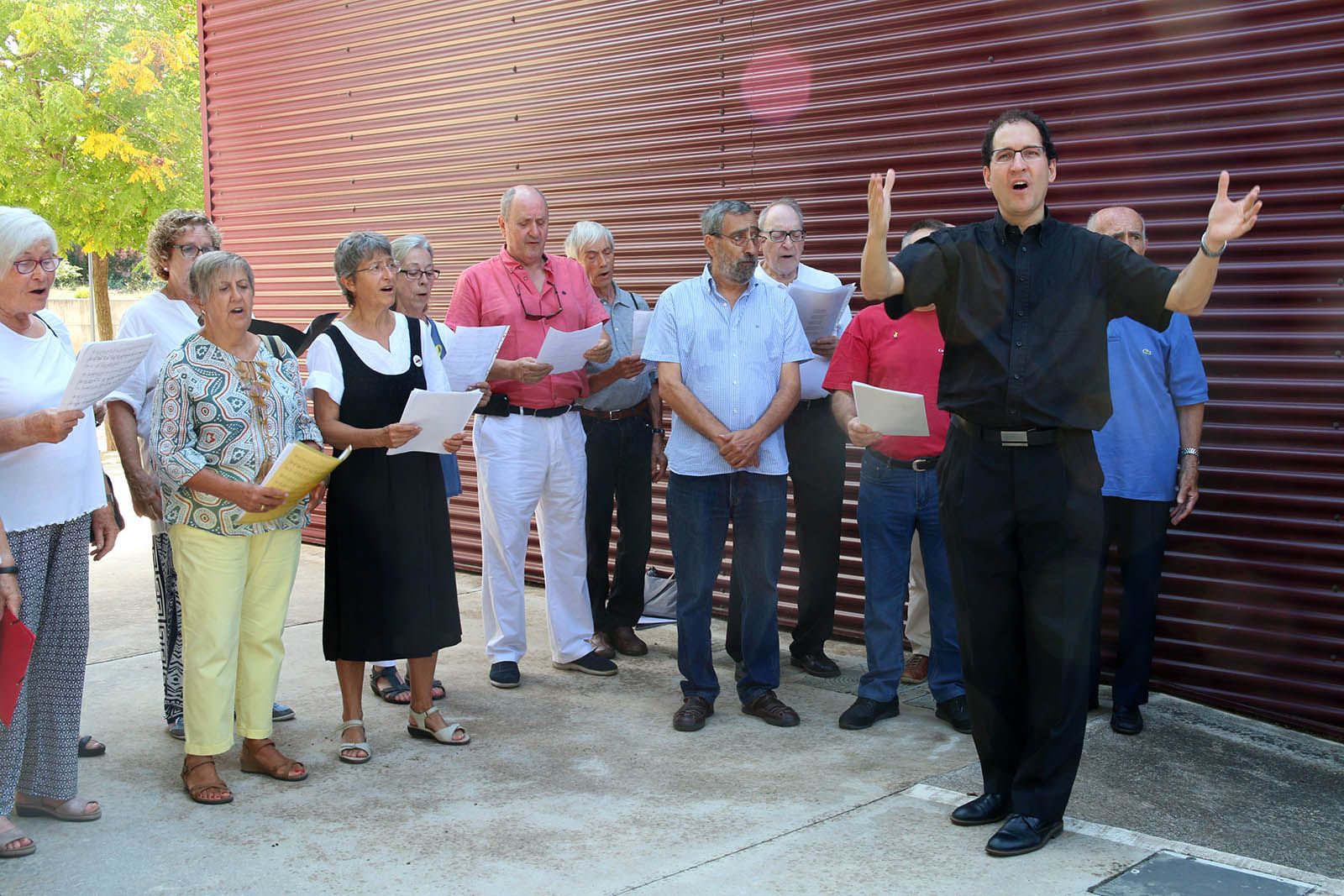 Ofrena floral a Valldoreix. Foto: Lali Álvarez