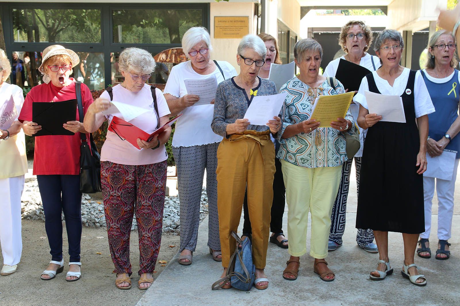 Ofrena floral a Valldoreix. Foto: Lali Álvarez