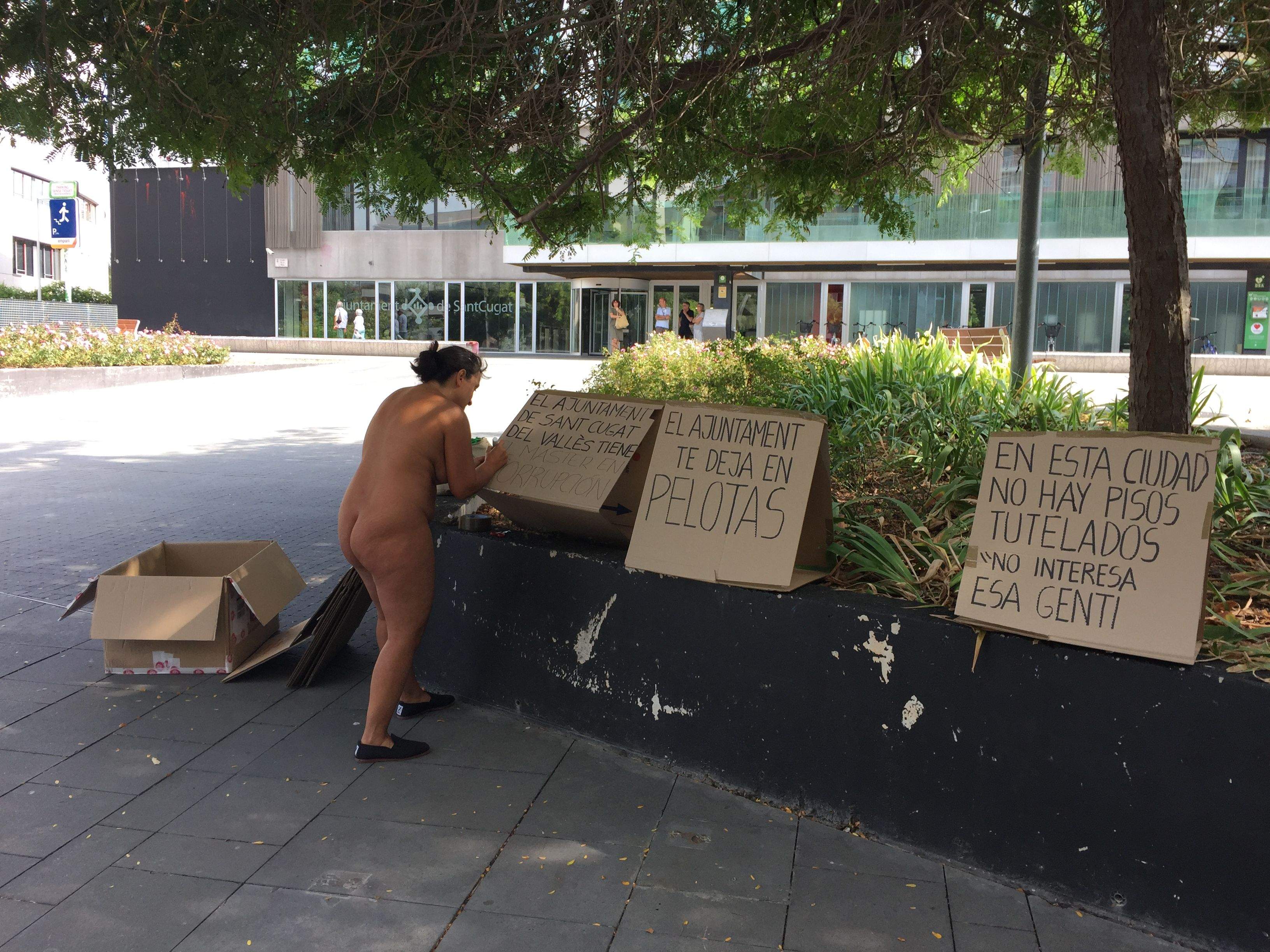Protesta nua a les portes de l'ajuntament de Sant Cugat