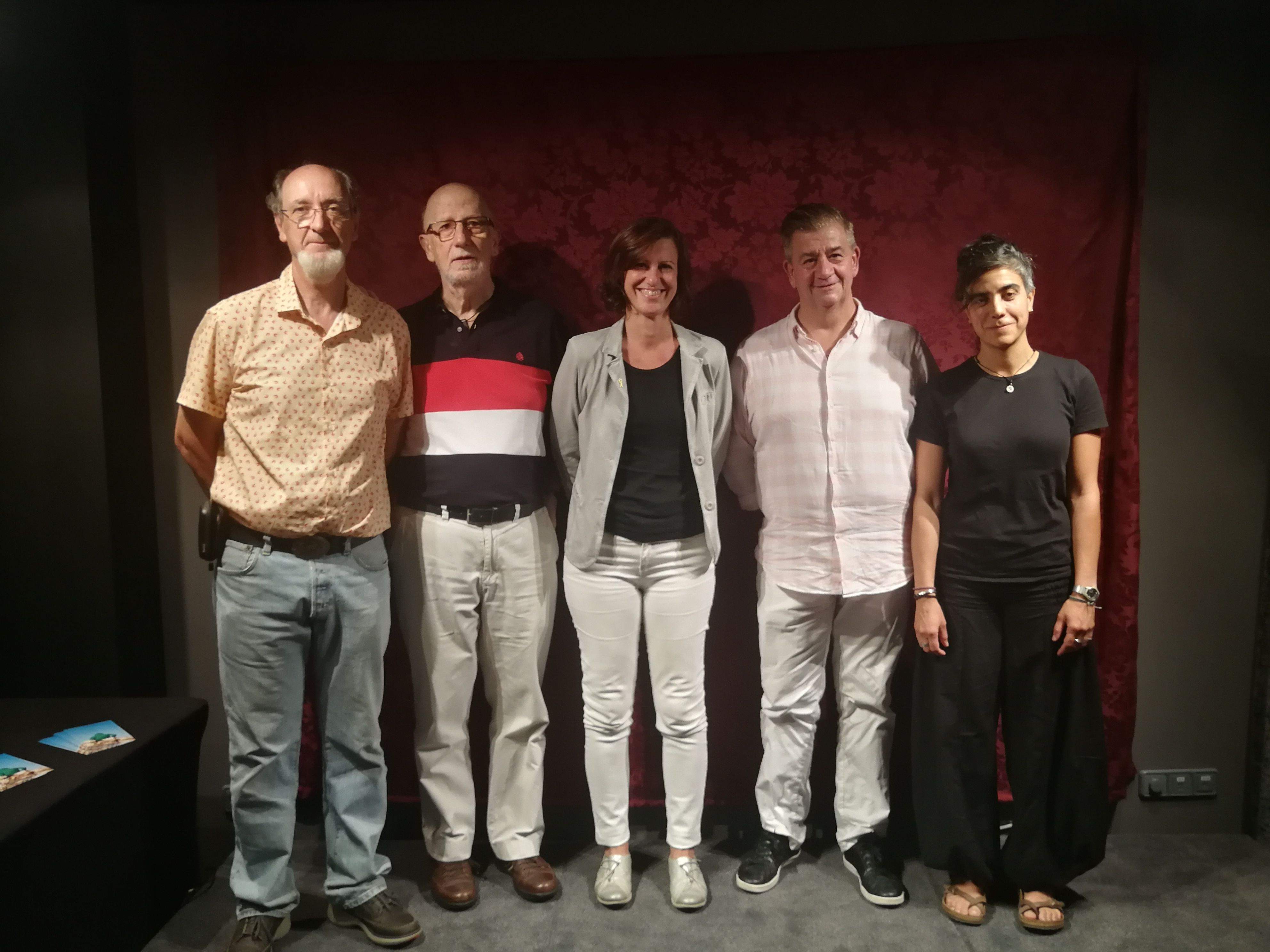 Els organitzadors de la beca, la regidora de Cultura, Silvia Solanelles i la guanyadora de l'edició anteriro, Maite González, en la presentació. FOTO: Bernat Millet
