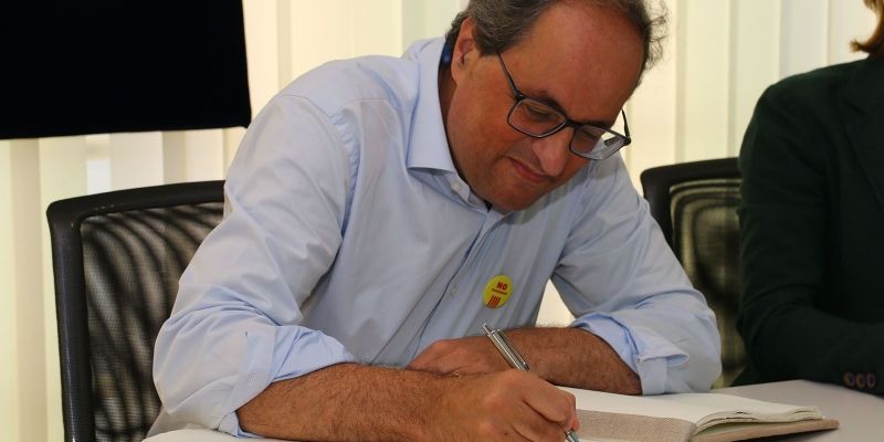 Quim Torra signant el Llibre d'Honor de la ciutat. Foto: Lali Álvarez