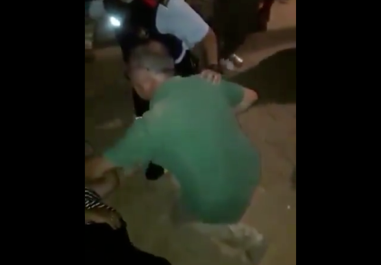 L'home ajudava a la dona 