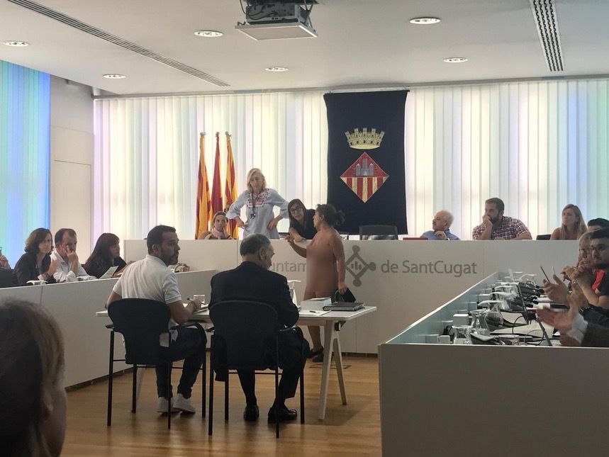 Una dona protesta per l'habitatge digne al ple municipal. FOTO: Agata Guinó