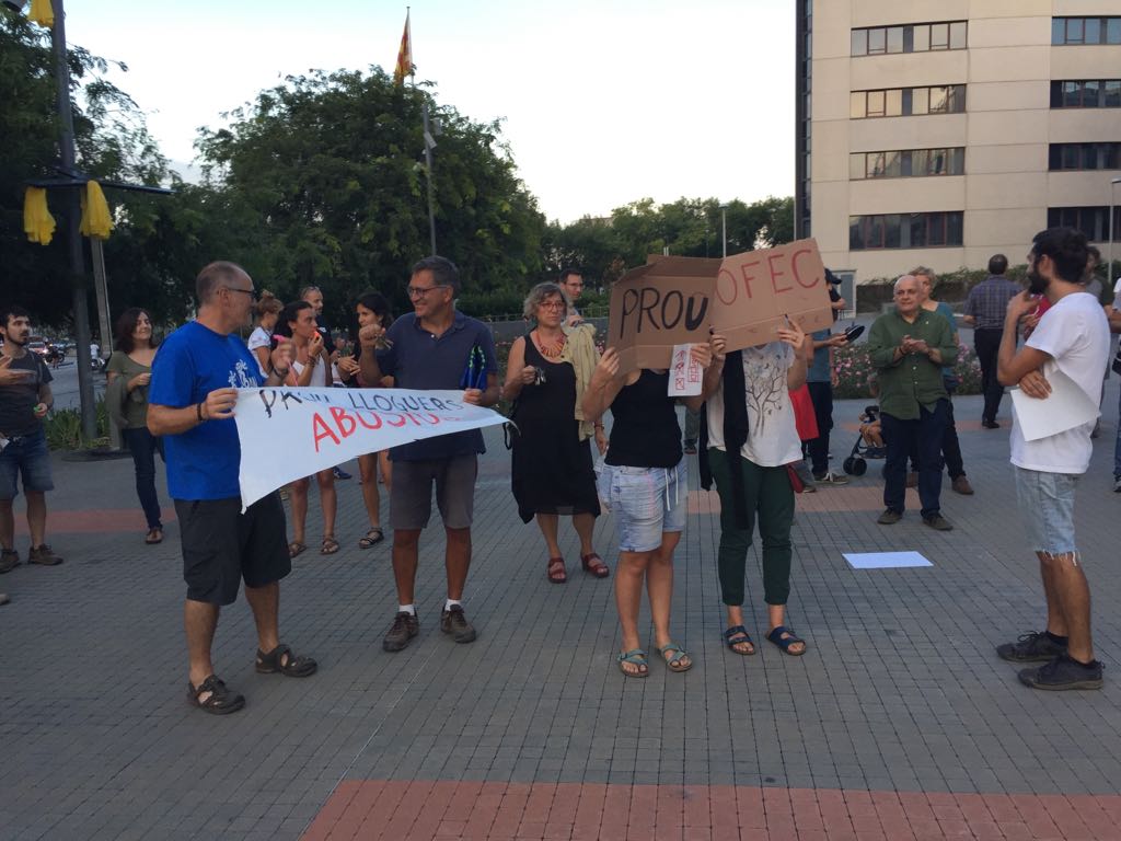 El Sindicat de Llogaters es concentra sota el lema 'Prou ofec immobiliari'. FOTO: TOT Sant Cugat