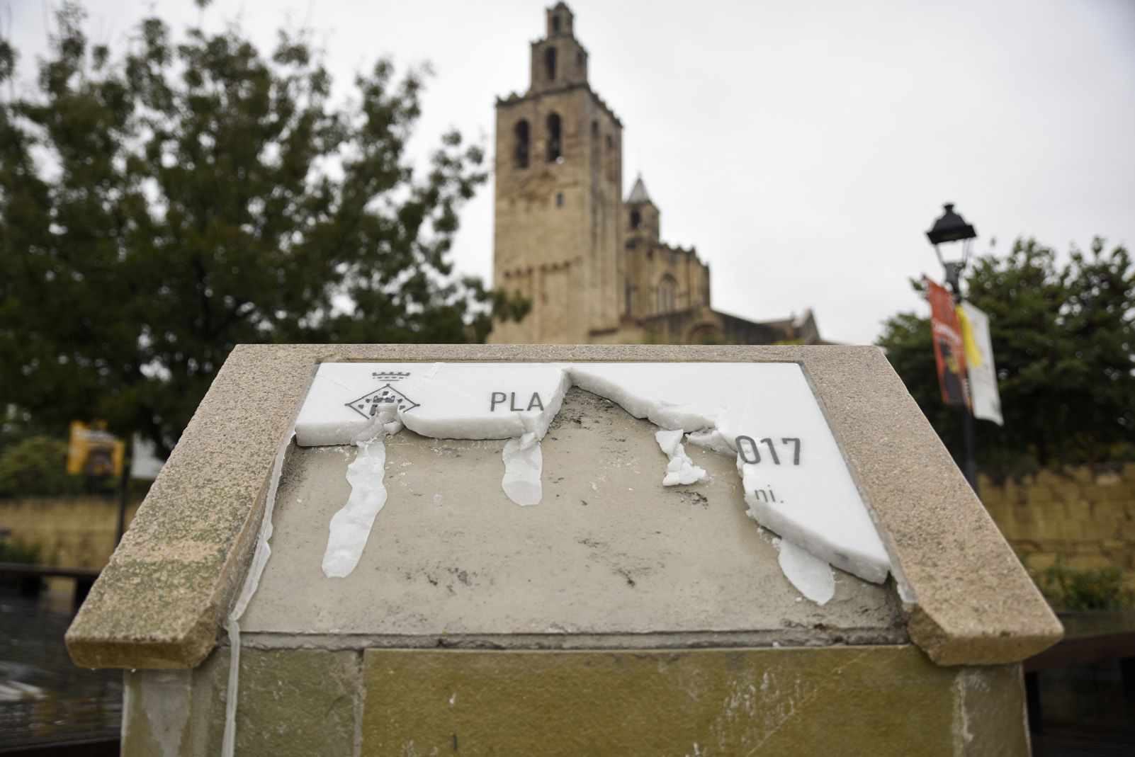 La placa destrossada de la nova plaça de l'U d'Octubre de Sant Cugat FOTO: Bernat Millet