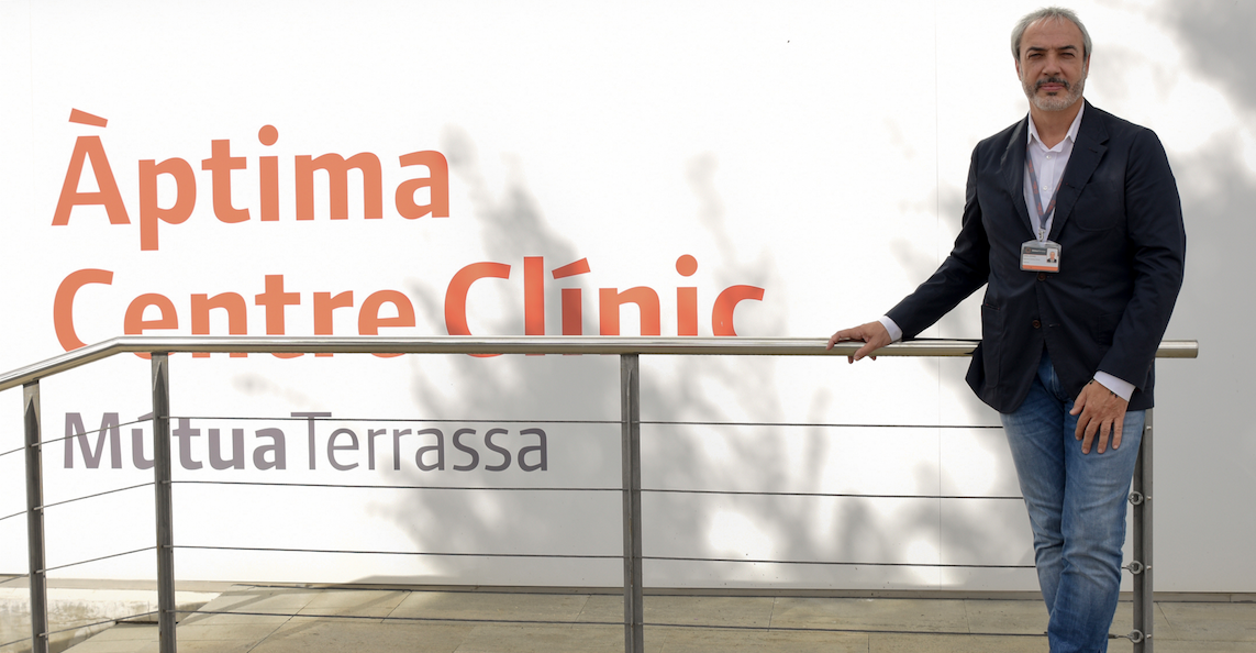 El doctor Jordi Jiménez, davant d'Àptima Centre Clínic FOTO: Bernat Millet